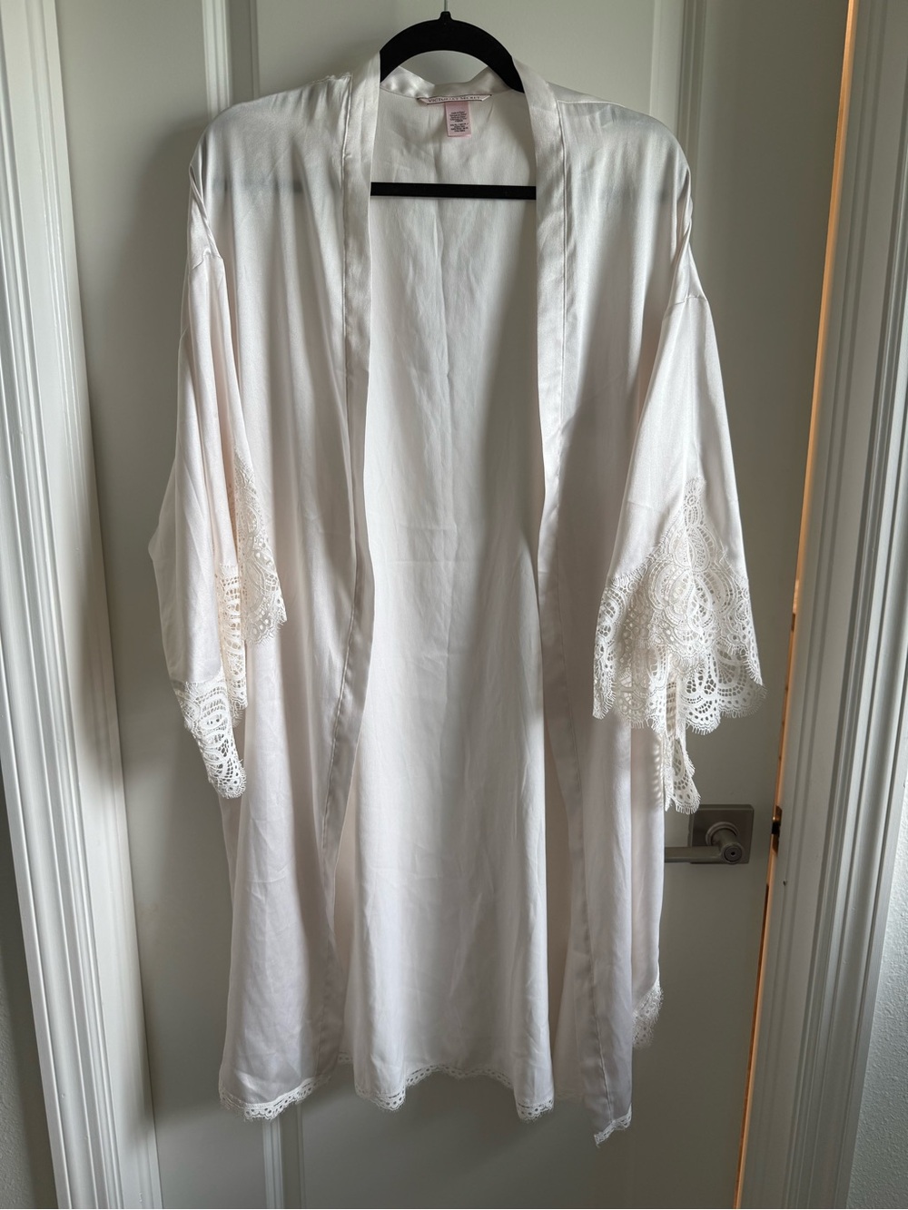 Victoria’s Secret Bridal Ivory Guipure Lace and Satin Robe Kimono XS/S